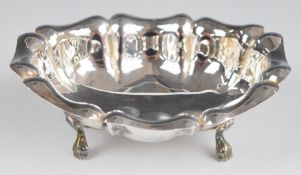 Elizabeth II hallmarked silver bowl or bon bon dish raised on four lion paw feet, Birmingham 1998,