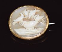 Victorian yellow metal brooch set with a cameo depicting doves at a font 2.3g 2.1x1.7cm