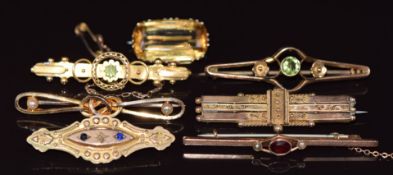 Six Edwardian 9ct gold brooches (11g) and an Edwardian 15ct gold brooch (2.5g)