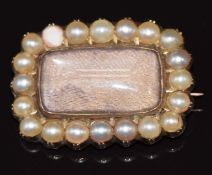 Victorian brooch set with a glass compartment surrounded by split pearls, 7g 3x2.3cm