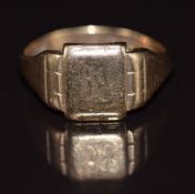 A 9ct gold signet ring, 3.3g, size P