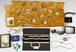 A collection of jewellery including vintage brooches, 9ct gold horseshoe pendant set with a pearl on