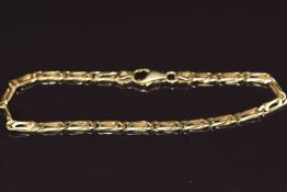 An 18k gold bracelet, 9g 20cm