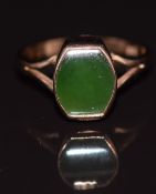 A 9ct gold ring set with green agate, 2.2g, size L
