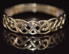 A 9ct gold Celtic ring, 1g, size P