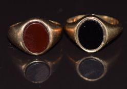 Two 9ct gold signet rings set with onyx and carnelian agate, 5.6g, size G & H