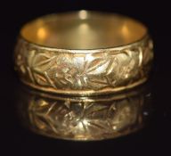 An 18ct gold wedding band / ring with floral decoration, London, 3g, size J