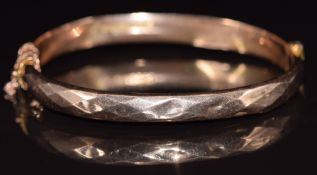 A 9ct gold bangle with faceted decoration, Birmingham 1922, 7.1g