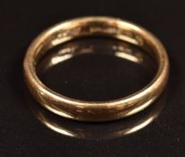 A 9ct gold wedding band / ring, 2.6g, size L