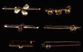 Six 9ct gold brooches including peridot, amethyst, blister pearl, paste, citrine, etc, 11.5g