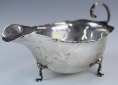 Walker & Hall George VI hallmarked silver sauce boat raised on three feet, Sheffield 1939, length