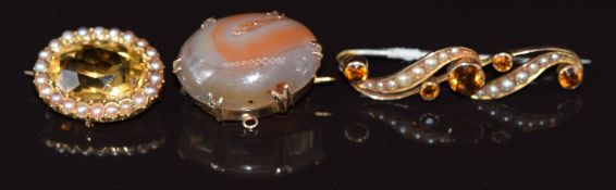 A 9ct gold brooch set with an agate cabochon (3.6g 2.3x1.5cm), a 15ct gold brooch set with an oval