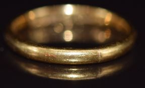 A 22ct gold wedding band / ring, 2.6g, size K