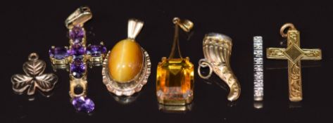 Seven 9ct gold pendants including cross, shamrock, diamond, amethyst, etc, 10g