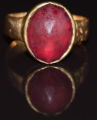 Victorian 18ct gold ring set with foiled paste, Birmingham 1894, 4.7g, size O