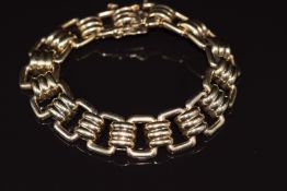 A 9ct gold bracelet made up of rectangular and ridged links, 23.7g 21cm
