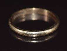 A 9ct gold wedding band / ring, 3.3g, size T