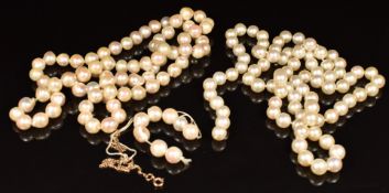 A single strand of cultured pearls and a quantity of loose cultured pearls