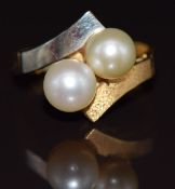 An 18k bi-coloured gold ring set with cultured pearls 6.7g, size P