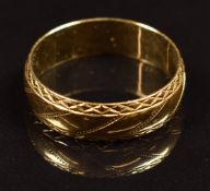 An 18ct gold wedding band / ring with engraved decoration, 4.5g, size O