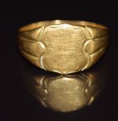 A yellow metal signet ring, 5.7g, size T