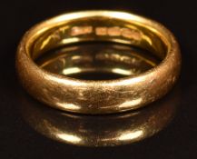 A 22ct gold wedding band / ring, 8.5g, size O