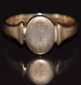 A 9ct gold signet ring, 2.9g, size L