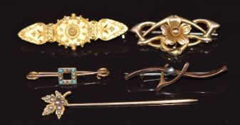 A 15ct gold Etruscan Revival brooch (3.2g 4.3cm), 9ct gold Art Nouveau brooch (2.2g 3.4cm) 9ct