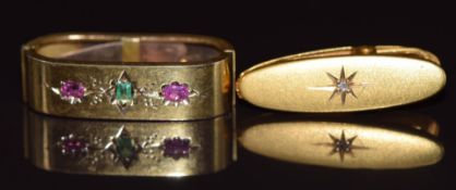 Victorian 9ct gold scarf clip set with an emerald and two rubies (3.4g 2.6x1cm) and a 10k gold