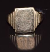 A 9ct gold signet ring, 3.3g, size K