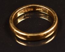 A 22ct gold wedding band / ring, 5g, size L