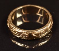 A 9ct gold wedding band / ring with textured decoration, 7.6g, size P