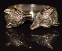 A 9ct gold ring in the form of two opposing fox heads, 3.8g, size Q