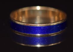 An 18ct gold ring set with blue enamel by Uno-A-Erre, 3.3g, size P