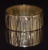 A 9ct gold wedding band / ring with textured decoration, 4.6g, size M