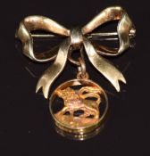 A 9ct gold bow brooch with lion / Leo drop pendant, 6.9g 3.3x3cm
