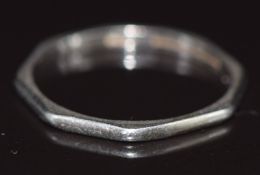 Art Deco octagonal platinum wedding band / ring, 2.2g, size M