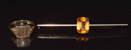 A 9ct gold signet ring and 9ct gold brooch, 5.4g