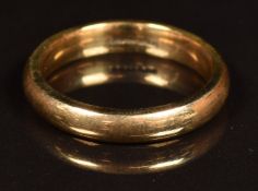 A 9ct gold wedding band / ring, 5.6g, size Q
