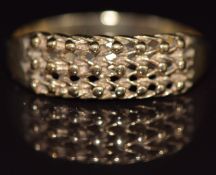 A 9ct gold keeper ring, 2.6g, size X