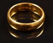 A 22ct gold wedding band / ring, 6.5g, size H