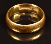 A 22ct gold wedding band / ring, 3.7g, size I