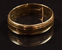 A 9ct gold wedding band / ring, 3.2g, size R