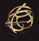 An 18ct gold brooch in the form of a knot with a textured decoration, 8.7g 4.2x3.2cm