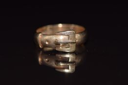 A 9ct gold buckle ring, 2.7g, size M
