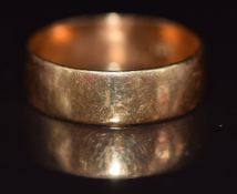 An 18ct gold wedding band / ring, 2.1g, size J
