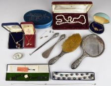 A collection of jewellery including 9ct gold watch, faux pearl necklace with 9ct gold clasp,