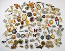 A collection of vintage brooches including Hollywood, Exquisite, paste, silver, etc