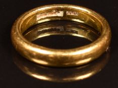 A 22ct gold wedding band / ring, 5.7g, size I