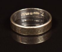 A 9ct white gold wedding band / ring, 4.7g, size S